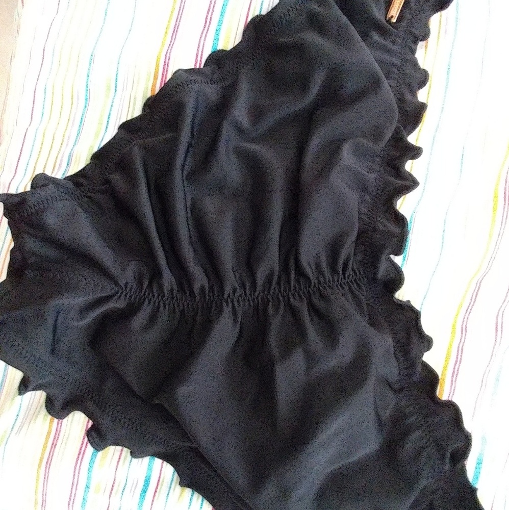 Ruffle cheeky bikini bottom. 👙